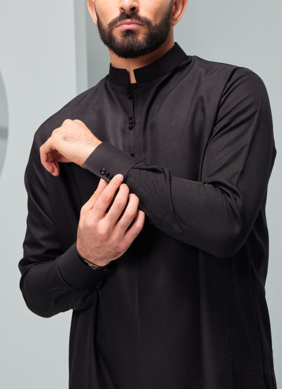 Men's Traditional Saudi Collared Thobe in Black | Thobeluxe