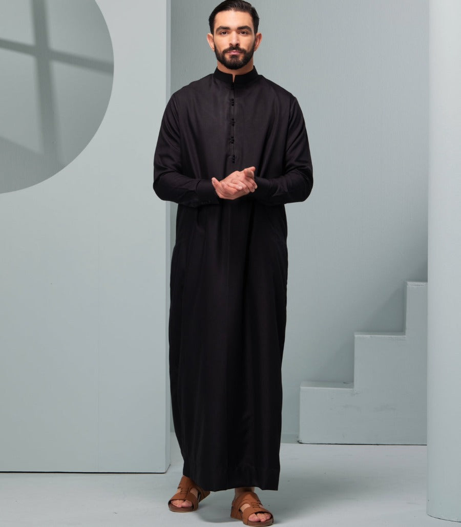 Men's Traditional Saudi Collared Thobe in Black | Thobeluxe