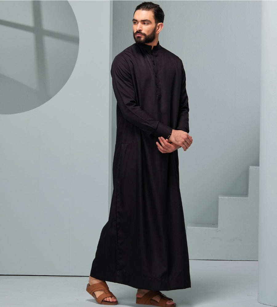 Men's Traditional Saudi Collared Thobe in Black | Thobeluxe